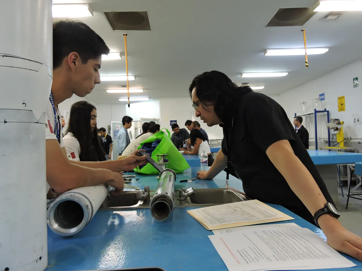 Equipo académico trabajando en un proyecto aeroespacial