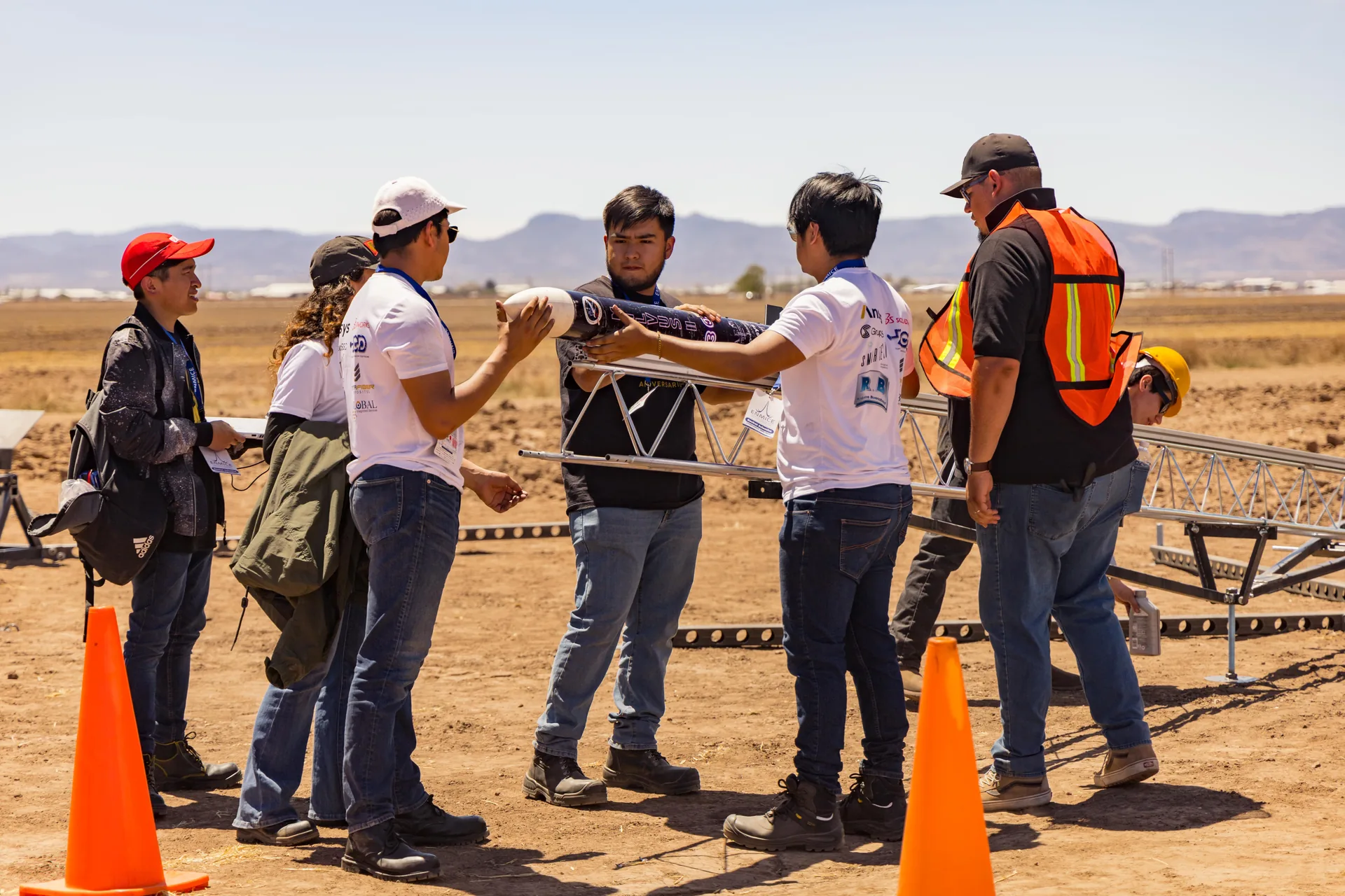 Equipo de ENMICE preparando un vehículo lanzador en el campo de pruebas