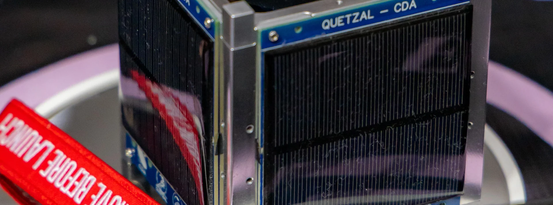 Detalle del CubeSat Quetzal exhibido durante ENMICE