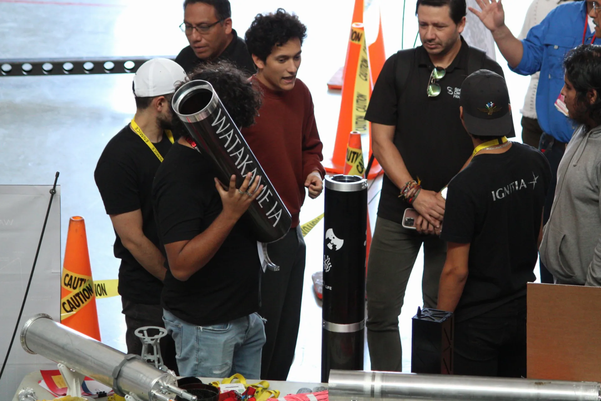Equipo mostrando componentes fabricados para un vehículo aeroespacial experimental