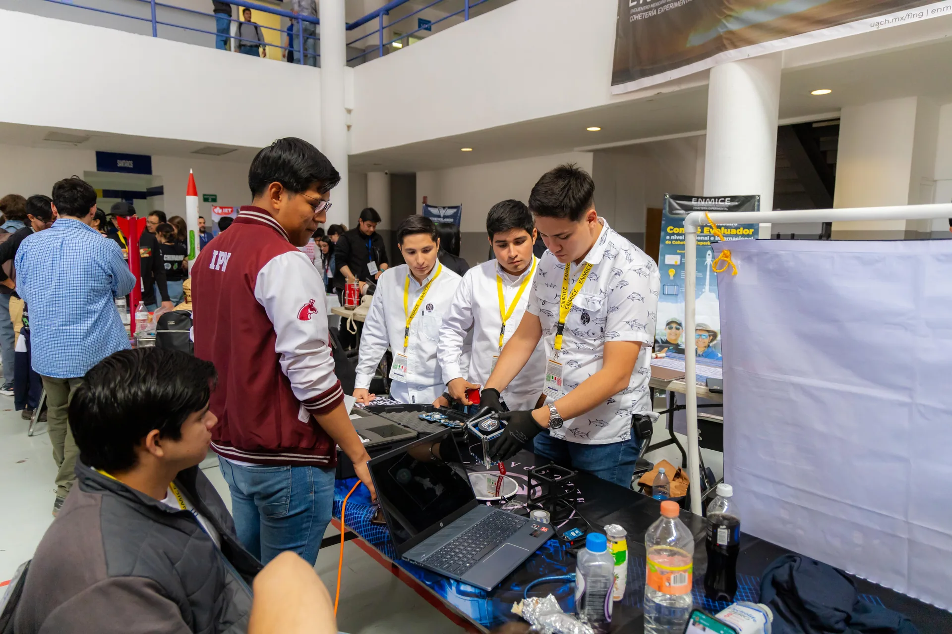 Equipo presentando un proyecto técnico durante ENMICE