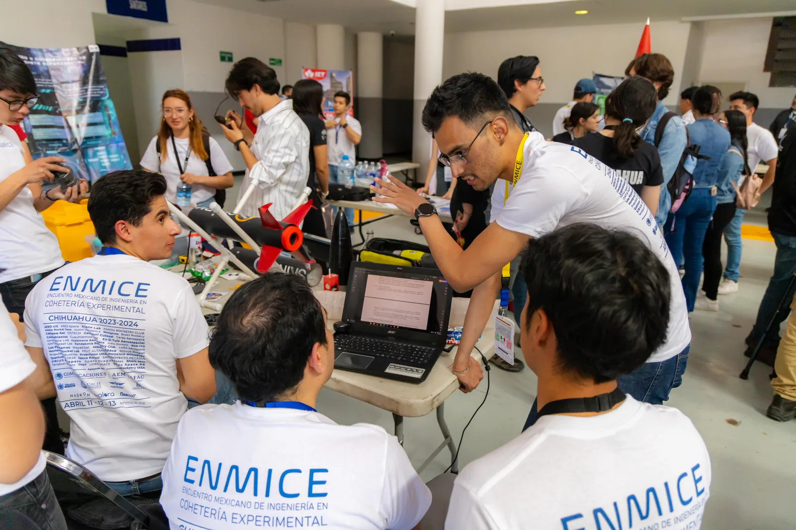 Equipo explicando su proyecto durante una sesión de demostración